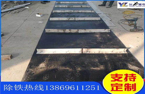 不銹鋼除鐵器皮帶廠家服務(wù)湖南皮帶懸掛式除鐵器，除鐵器卸鐵皮帶主要是安裝在各個型號的電磁、永磁自卸式除鐵器上，當(dāng)輸料皮帶上的散狀物料經(jīng)過自卸除鐵器底部時，混雜在物料中的鐵磁性雜質(zhì)在除鐵器磁芯強(qiáng)大的磁場力作用下被吸附到除鐵器卸鐵皮帶上，由不停運(yùn)轉(zhuǎn)的卸鐵皮帶將吸附住的鐵雜質(zhì)刮出，卸進(jìn)集鐵箱，從而達(dá)到自動連續(xù)除鐵的目的。無需人工清理，實(shí)現(xiàn)了自動化除鐵。  一、不銹鋼除鐵器皮帶廠家服務(wù)湖南皮帶懸掛式除鐵器選型指南：  1.提供卸鐵皮帶準(zhǔn)確的帶寬、周長及厚度。  2.了解清楚所需卸鐵皮帶為一次性成型的環(huán)帶還是帶接頭式的，其次確認(rèn)卸鐵刮板為膠條一體式刮板還是不銹鋼刮板。  注：一般情況下，除鐵器生產(chǎn)廠家在生產(chǎn)除鐵器時用的是一次性成型的環(huán)帶，但用戶在后期更換時，一次性成型的環(huán)帶不方便更換及安裝，需將除鐵器大拆大卸，套上卸鐵皮帶之后，然后重新組裝，更換非常麻煩。帶接頭式的卸鐵皮帶就很大程度上解決了這一問題，省去了拆裝除鐵器的過程，只需要將皮帶安裝之后在接頭處對接即可,省時省力，結(jié)實(shí)耐用。  二、不銹鋼除鐵器皮帶廠家服務(wù)湖南皮帶懸掛式除鐵器  除鐵器接通電源后，勵磁系統(tǒng)產(chǎn)生強(qiáng)大的磁場，當(dāng)輸送機(jī)械上的散狀物料經(jīng)過除鐵器下方時，混雜在物料中的鐵磁性雜物，在除鐵器磁場力作用下被不斷吸起(鐵磁性雜物重量為0.1-25kg)，吸附在除鐵器下表面上，當(dāng)需要除去吸附在除鐵器上的鐵磁性雜物時，可將除鐵器移至集鐵箱上方，切斷勵磁電源設(shè)備磁場消失，鐵磁性雜物在重力作用下掉入集鐵箱中。