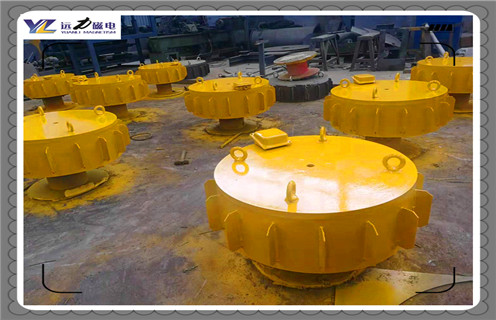 江西RCDC-8電磁除鐵器原理生產(chǎn)廠家_選型_河北江西RCDC-8電磁除鐵器原理生產(chǎn)廠家工作原理_價格，RCDC系列風(fēng)冷自卸式電磁除鐵器，是在RCDA系列風(fēng)冷懸掛式電磁除鐵器的基礎(chǔ)上增加了驅(qū)動電機(jī)、滾筒、帶刮板的卸鐵膠帶等組成的卸鐵機(jī)構(gòu)。在工作過程中卸鐵機(jī)構(gòu)自動將卸鐵皮帶上吸附的鐵磁性物質(zhì)拋到除鐵器以外的集鐵箱內(nèi)，無需停電人工清理，實(shí)現(xiàn)了除鐵自動化。  一、江西RCDC-8電磁除鐵器原理生產(chǎn)廠家_選型_河北江西RCDC-8電磁除鐵器原理生產(chǎn)廠家工作原理_價格  1、在鋼鐵廠、水泥廠、多用于礦渣除鐵和保護(hù)輥壓機(jī)、立磨、破碎機(jī)等重要設(shè)備。  2、計算機(jī)模擬設(shè)計。  3、結(jié)構(gòu)簡單，易維護(hù)。  4、磁場強(qiáng)、功率大、磁透深度大。  5、采用軸流風(fēng)機(jī)散熱線效果良好，電磁線圈溫升低。  6、用于輸送膠帶上任何物料的除鐵，對各種型號的破碎機(jī)、磨機(jī)等設(shè)備起著可靠的保護(hù)作用。